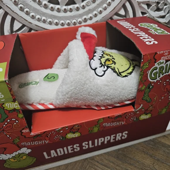 NEW The Grinch Ladies Slippers 5/6- White - Picture 2 of 5